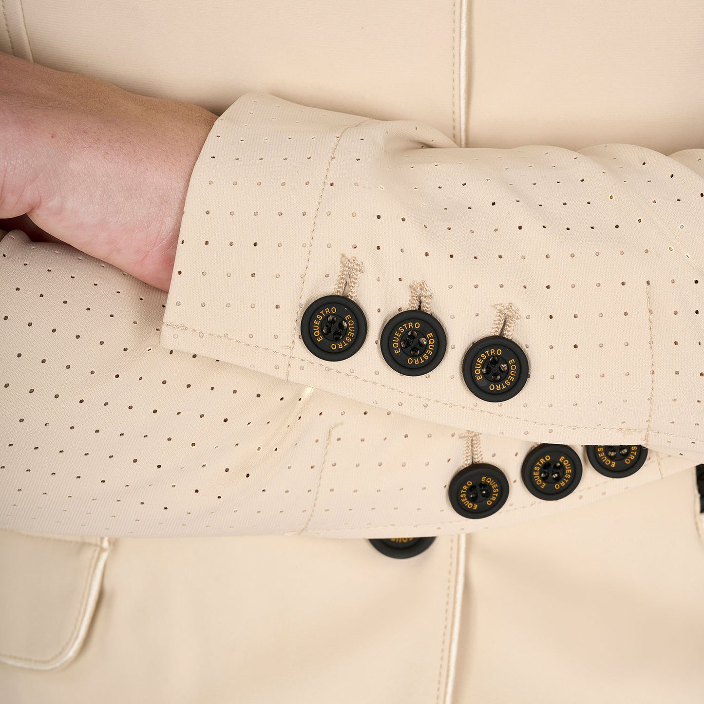 VESTE DE CONCOURS POUR FEMME À TROIS BOUTONS PERFORÉE